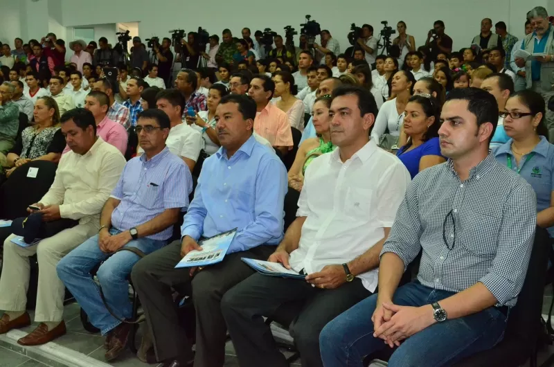 Facundo Castillo, gobernador de Arauca y Octavio Pérez, alcalde del munincipio de Tame en el conversatorio.